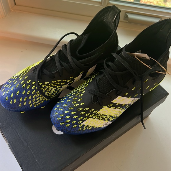 Brand new in box Adidas Predator Freak .3FG J youth size 3.5 cleats - Picture 3 of 6